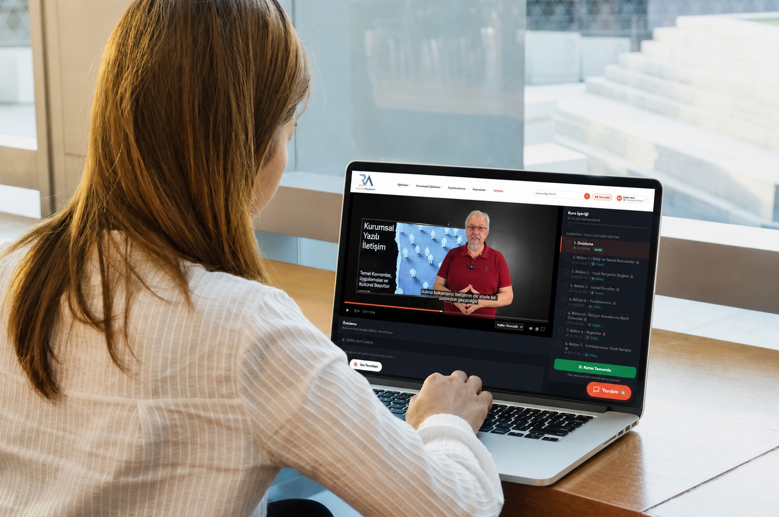 LMS üzerinden ders izleyen kullanıcı